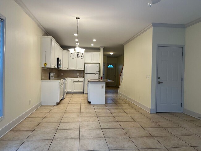 Building Photo - Townhouse Walking Distance to the Beach