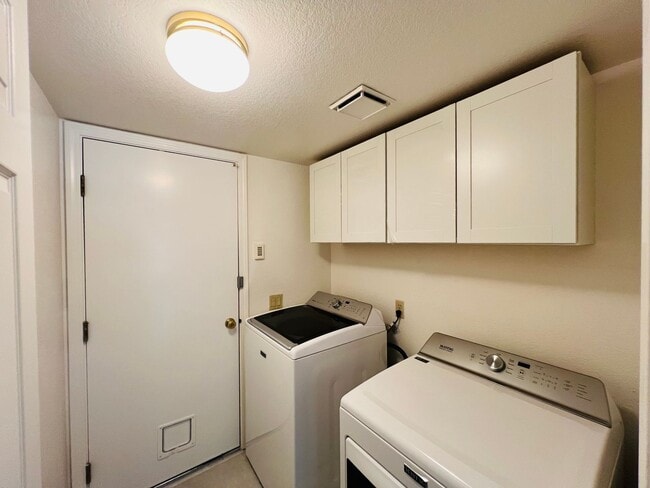 Building Photo - Spacious and Sparkling with New Paint 3 be...