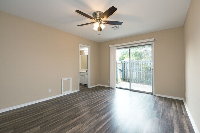 Building Photo - East 33rd Ct Duplex