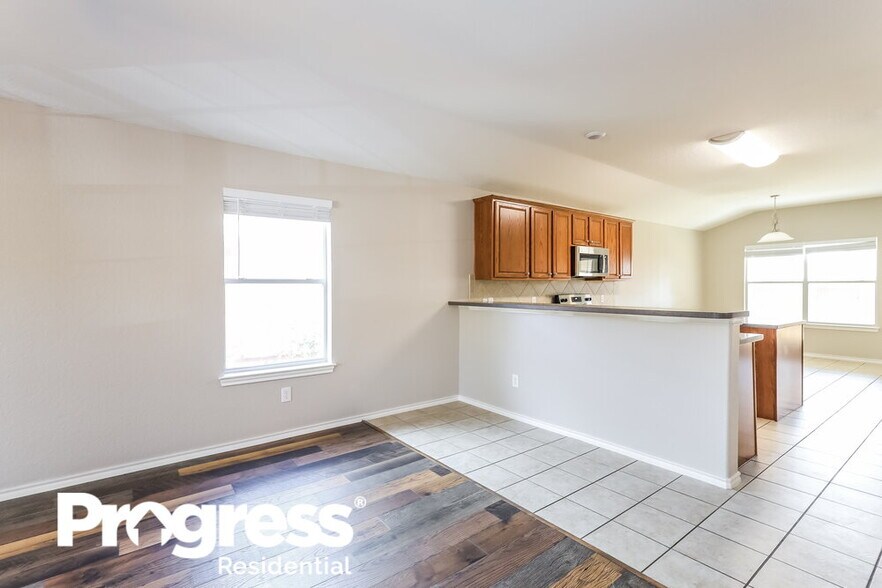 Building Photo - 610 Point Meadow