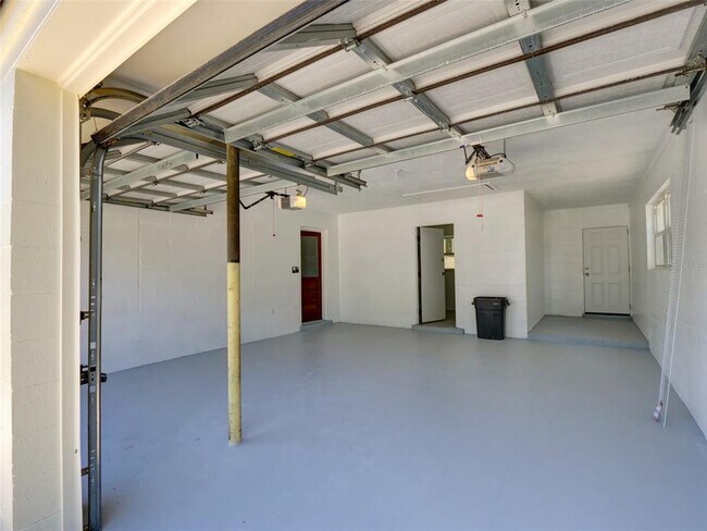 Building Photo - 305 Sunset Dr