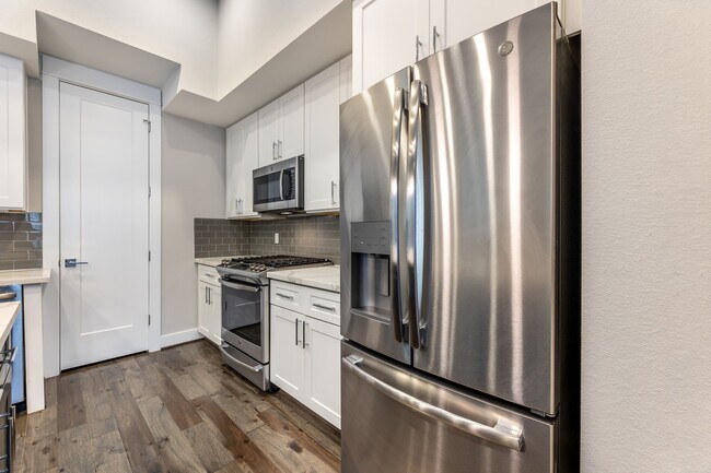 Building Photo - 806 Thornton Rd