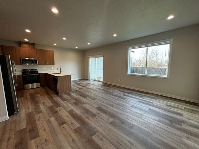 Building Photo - Newer Townhome in Quiet Neighborhood!