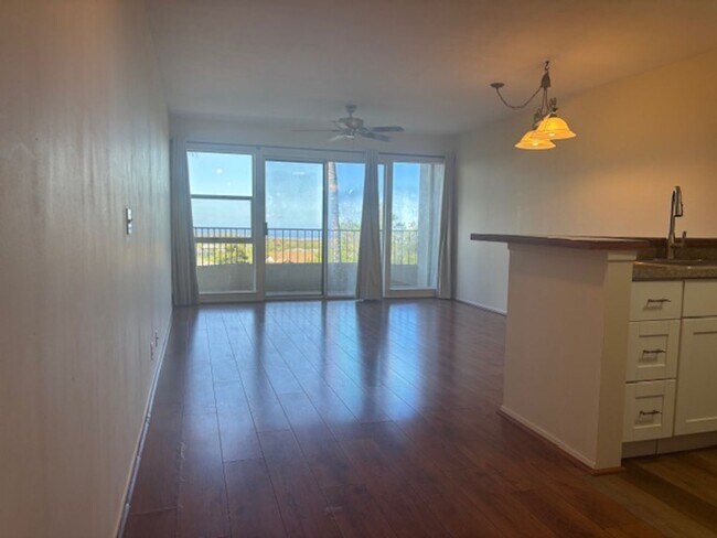 Building Photo - 3 Bedroom / 3 Bath Condo with Ocean Views