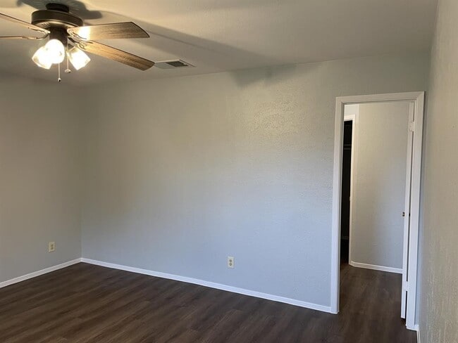 Building Photo - 305 Hickok Ct