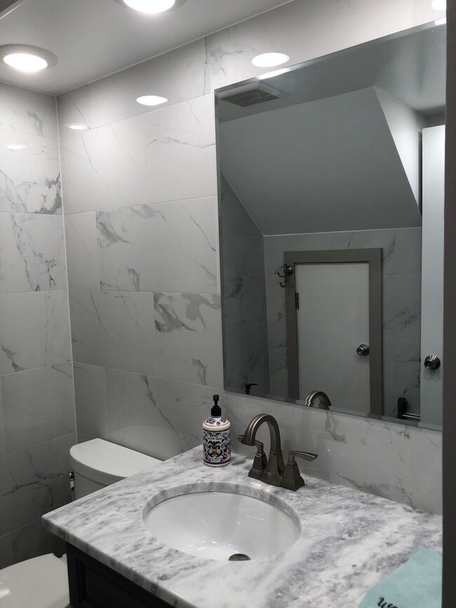 Building Photo - EASTWOOD SHORES TOWNHOUSE