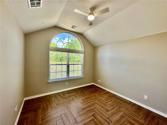 Building Photo - 6 Roessler Ln