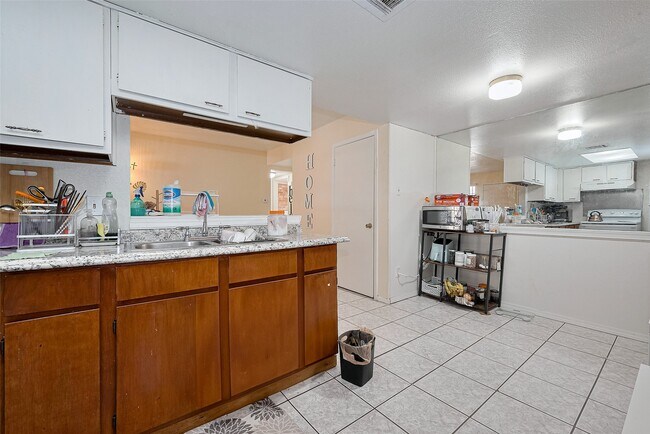 Building Photo - 12223 Sharpview Dr