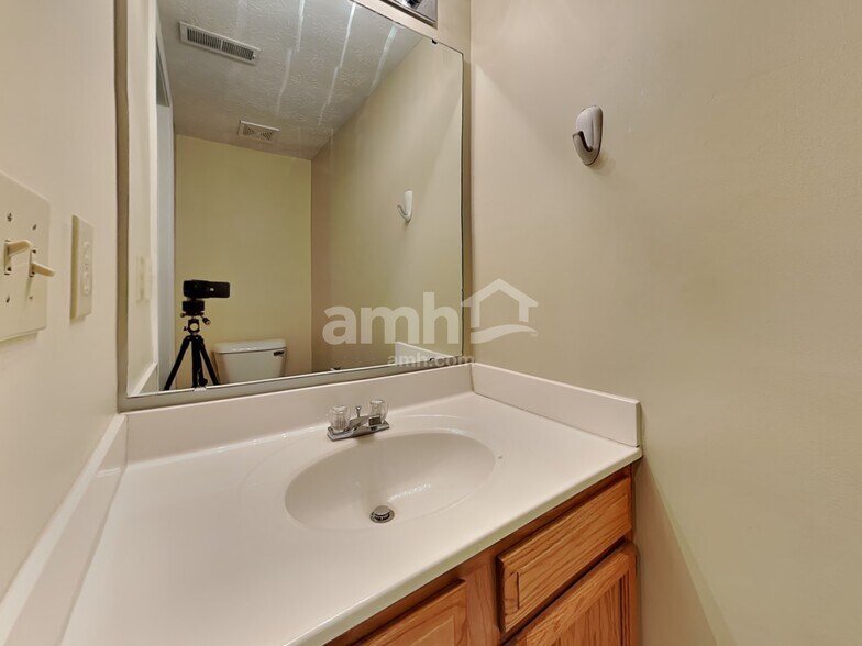 Building Photo - 2565 Chateaugay Ct