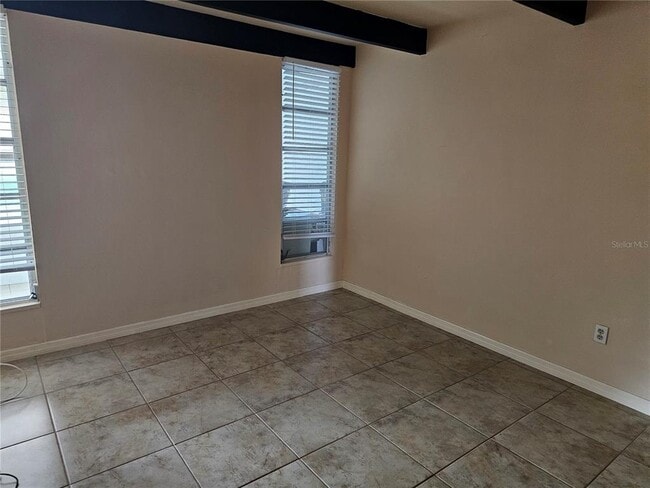 Building Photo - 915 Club Cir