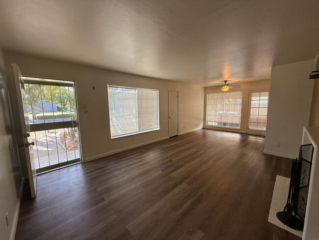 Building Photo - Cozy 2 bedroom 1 bathroom with pool!