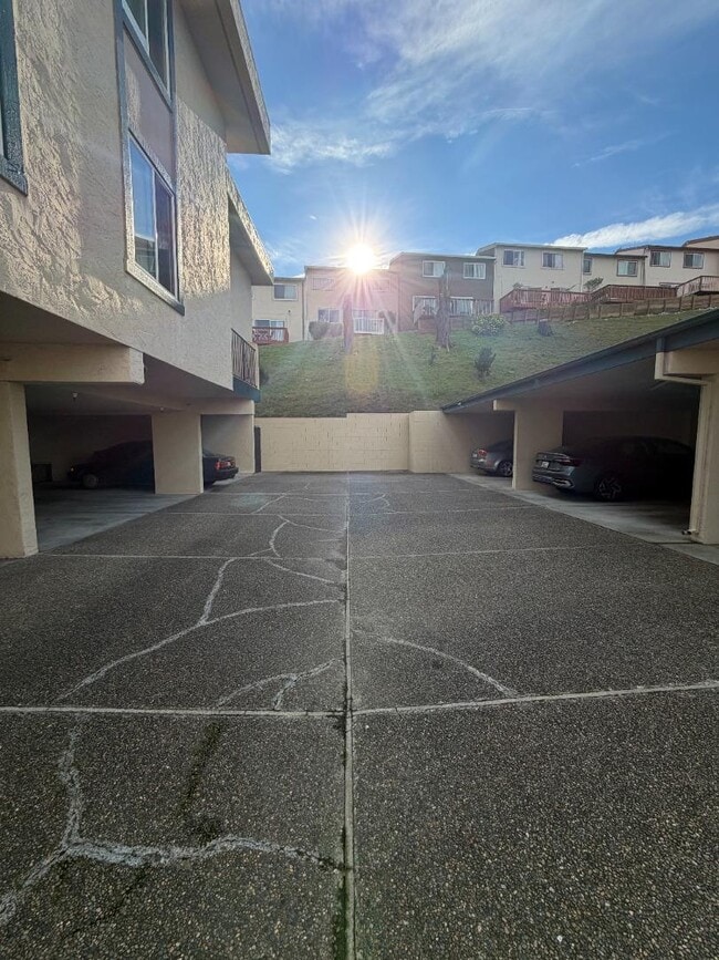 Building Photo - 190 Eastmoor Ave