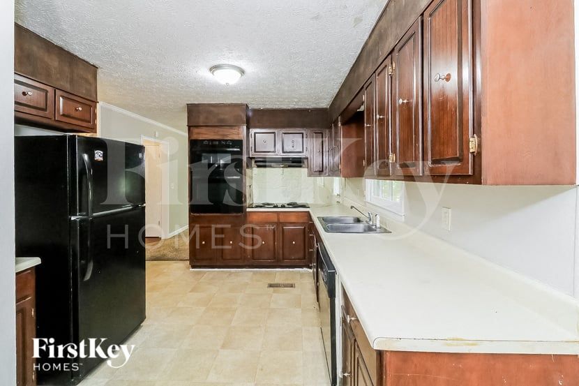 Building Photo - 632 Bralorne Dr