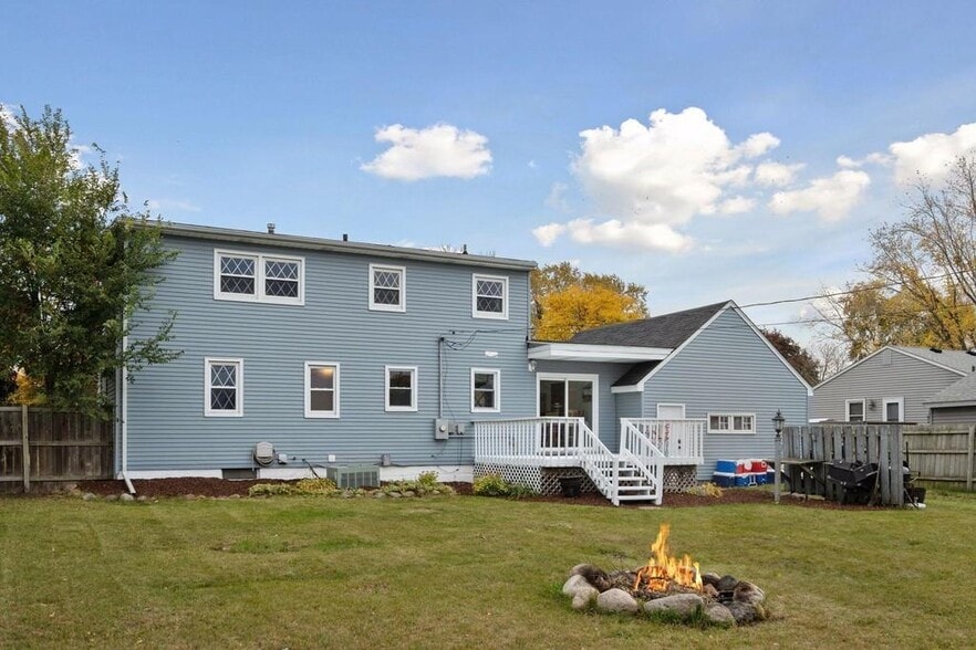 Building Photo - 5060 Hughes Ave NE