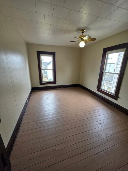 Building Photo - 364 S 10th St