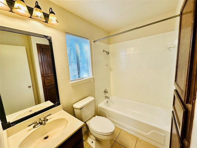 Building Photo - 6810 Deatonhill Dr