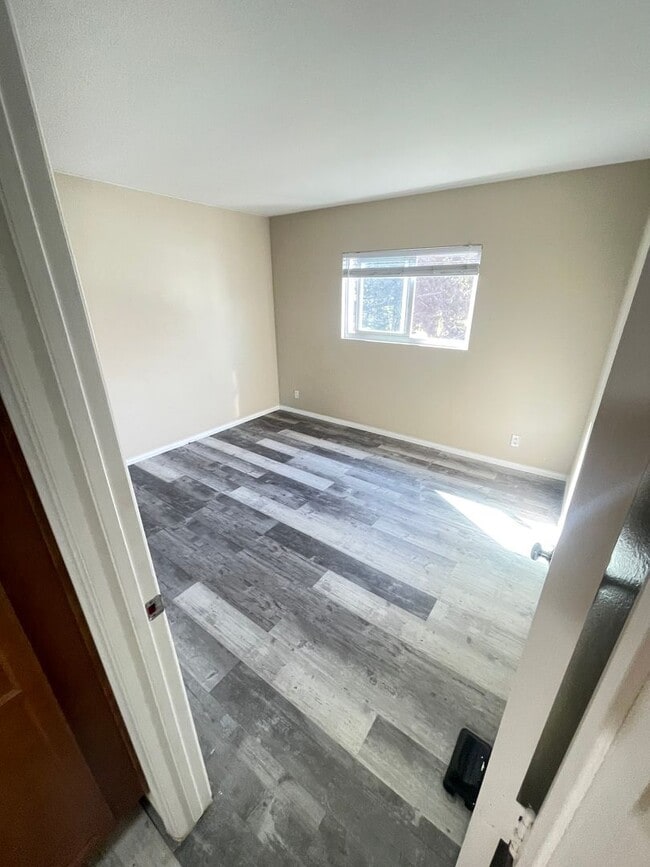 Building Photo - Lakeside living in Oceanside