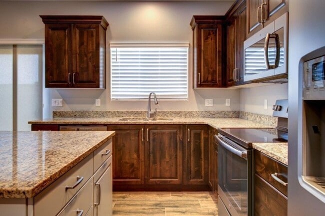 Building Photo - Like New Townhome in Cedar City!!