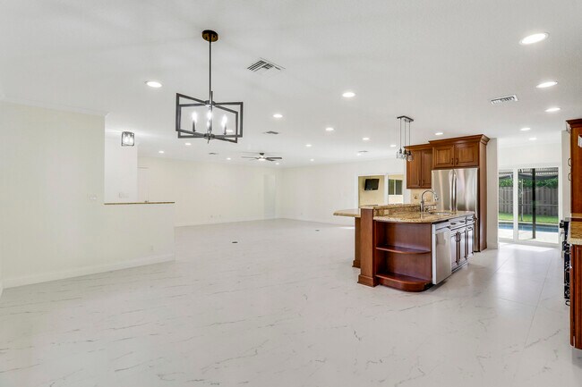 Building Photo - 100 SW 15th Ct