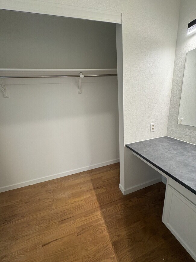 Building Photo - 3 bedroom townhouse