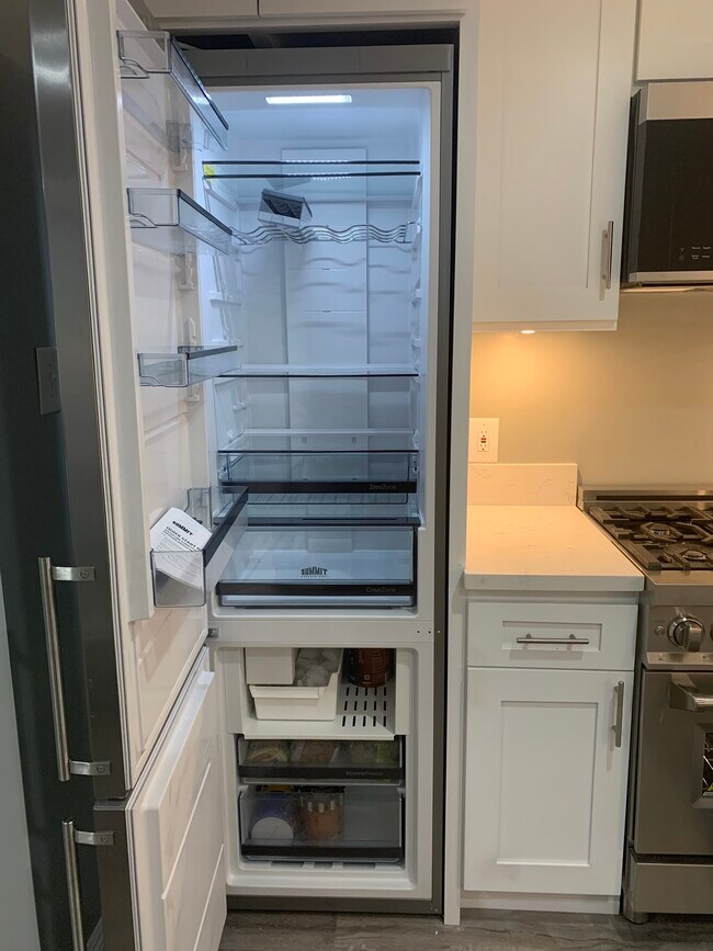 Building Photo - 145 S La Peer Dr