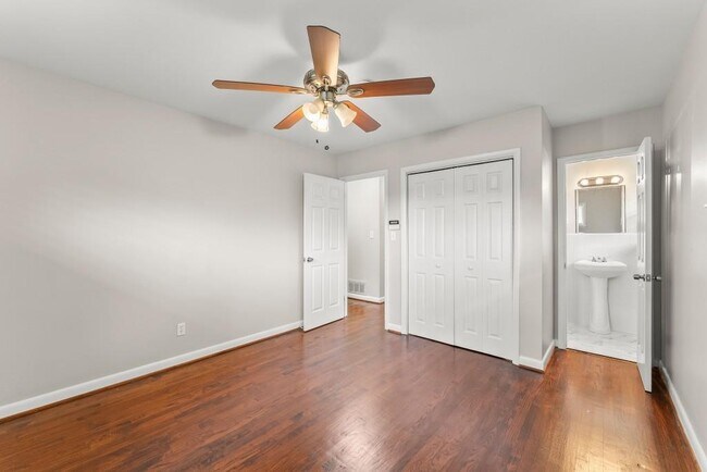 Building Photo - 2352 Elmwood Cir SE