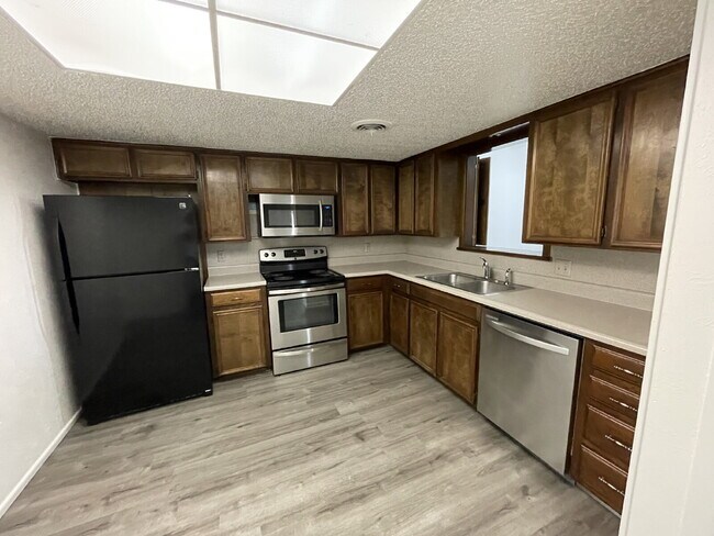 Building Photo - 2 bed 2 bath in an excellent southwest Lubbock location.