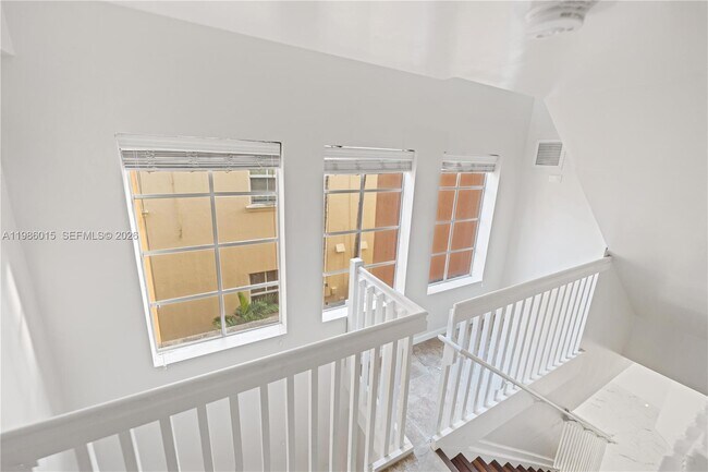 Building Photo - 819 SW 7th Ave