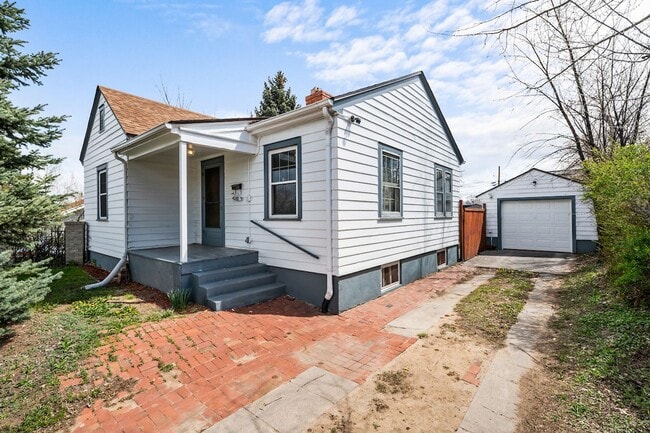 Building Photo - Updated 3-Bedroom, 2-Bath Home in the Heart of Englewood - Available Now!