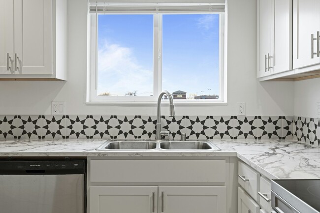 Building Photo - 2617 W Marina Dr