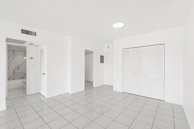 Building Photo - 400 Kings Point Dr