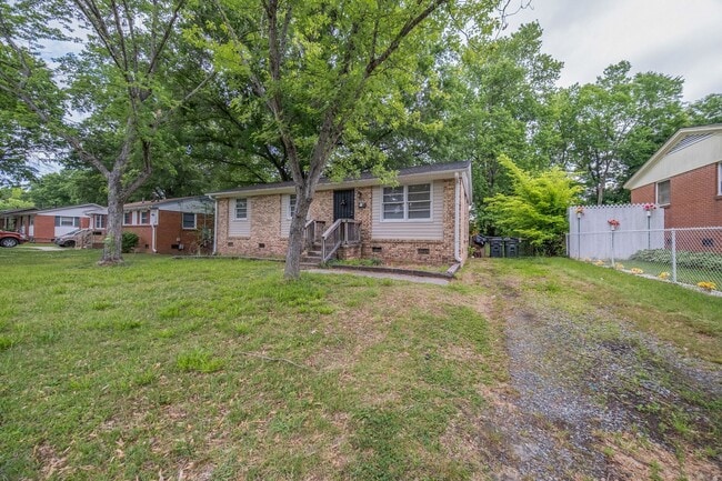 Building Photo - 3-bedroom, 1-bath home with a fenced-in yard, located on Guerrant Street in Greensboro