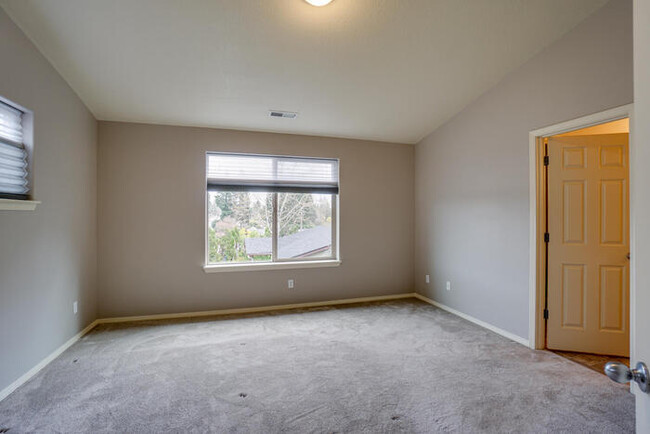 Building Photo - THREE BEDROOM TOWNHOME IN HAZEL DELL