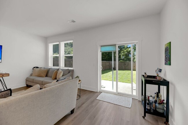 Building Photo - Gorgeous West Ashley Town home!