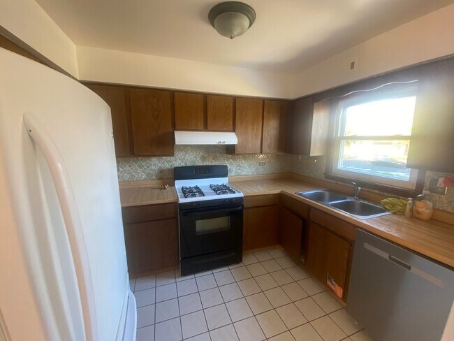 Building Photo - 3553 N Neenah Ave