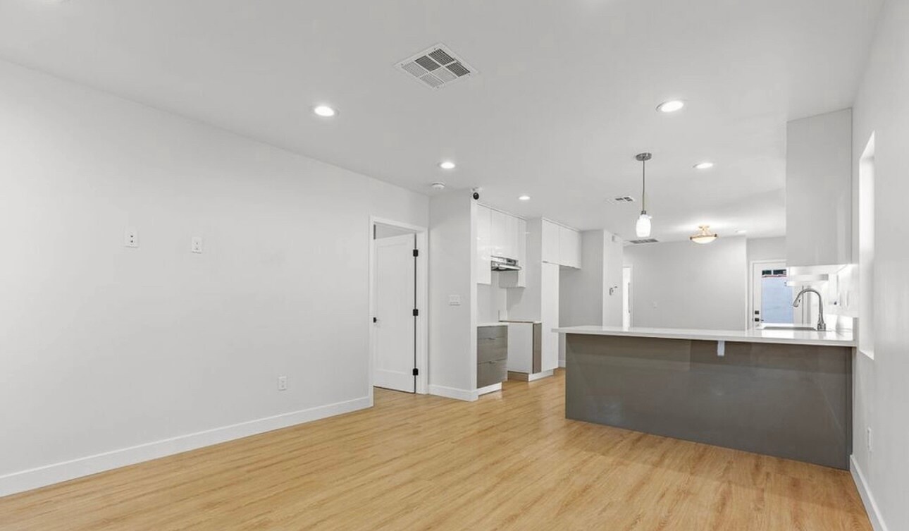 Building Photo - 1113 N Pass Ave