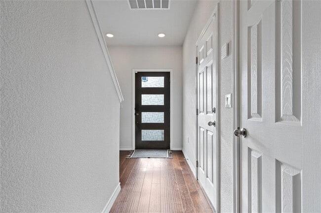 Building Photo - 3007 Salvidar Bend