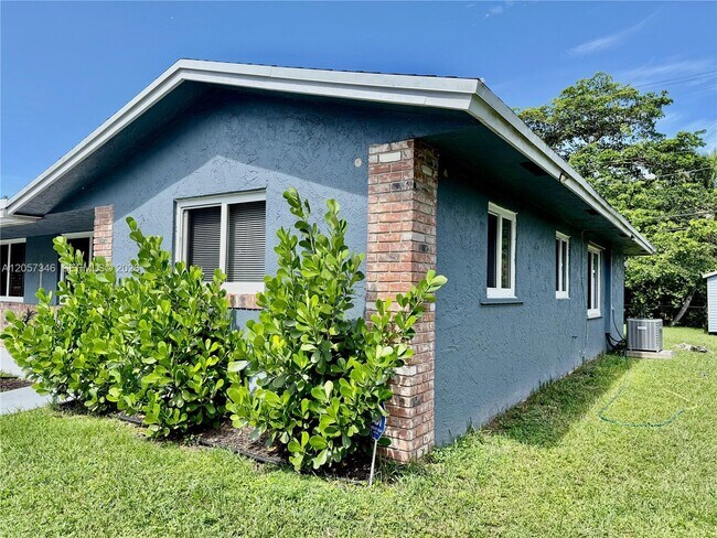 Building Photo - 320 Holloway Dr