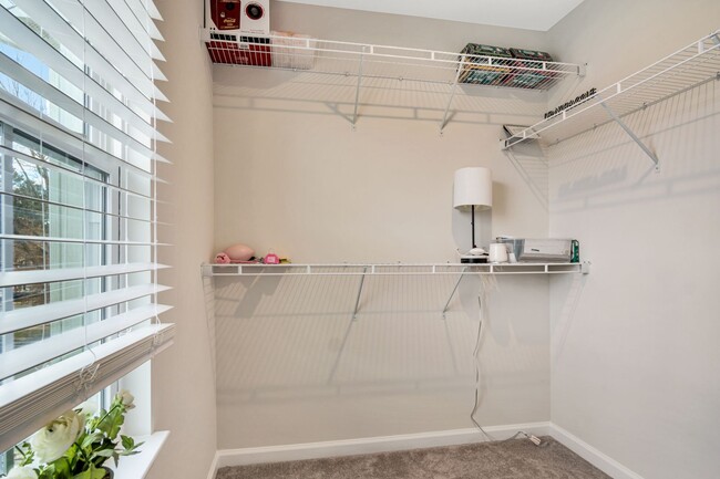Building Photo - Fully Furnished 3 Bedroom 2.5 Bath Townhom...