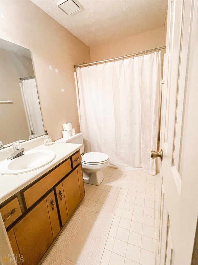 Building Photo - Fantastic 3bd/2ba home! Coming soon!