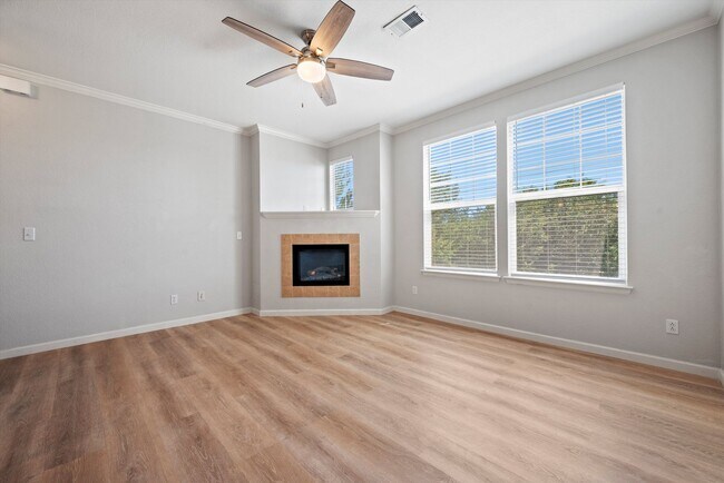 Building Photo - Comfortable Broomfield Townhome Close to Shopping & Trails