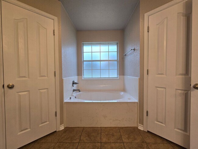 Building Photo - 5609 Hunters Ridge Trail