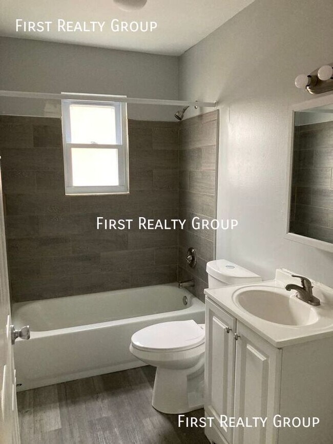 Building Photo - 305 N Broadway-#4