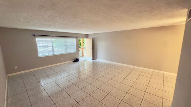 Building Photo - Spacious 1-Bed Condo in Sutton House – 974...