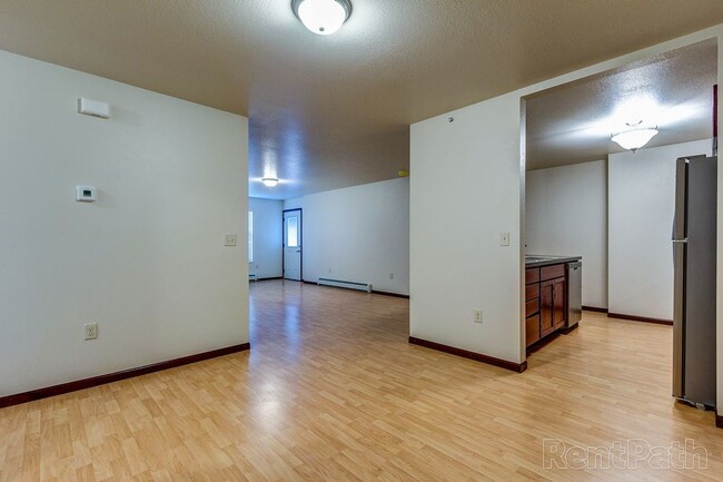 Building Photo - Lakeland Court 206