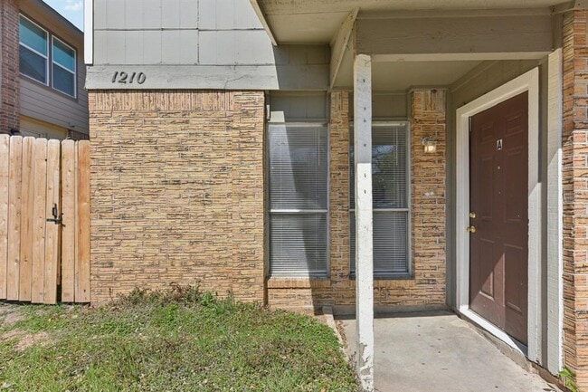Building Photo - 1210 Southport Dr