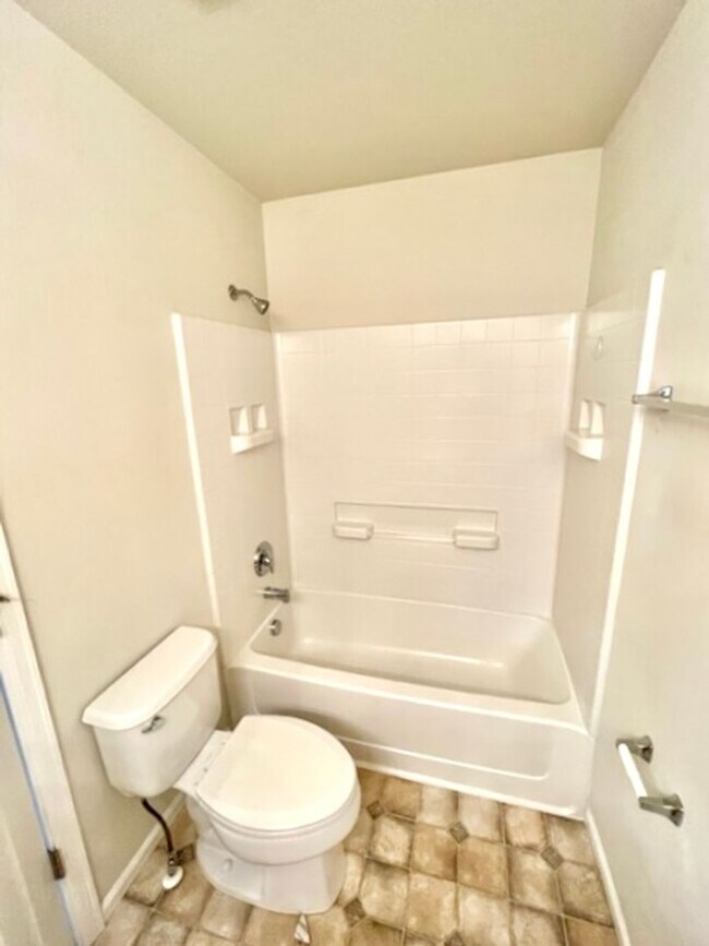 Building Photo - Centrally Located Townhouse Available!