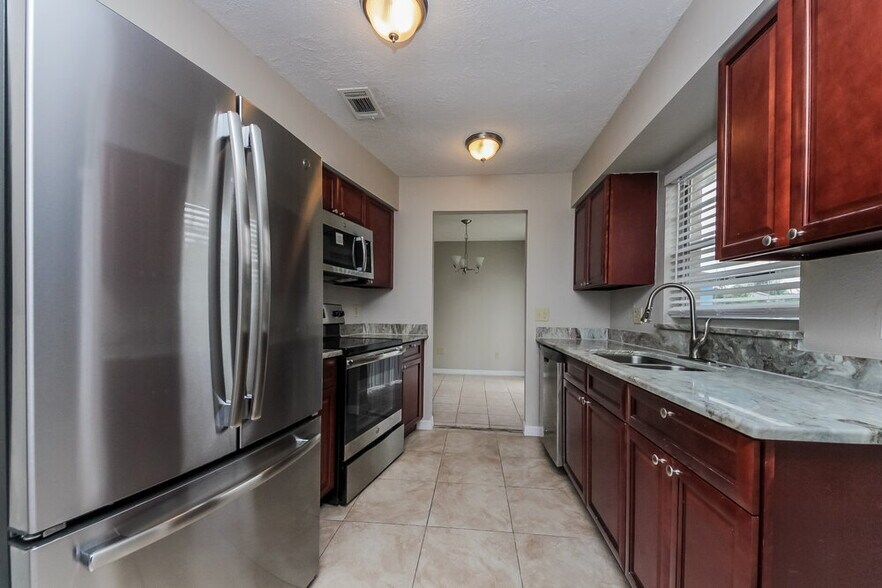 Building Photo - 212 Great Yarmouth Ct