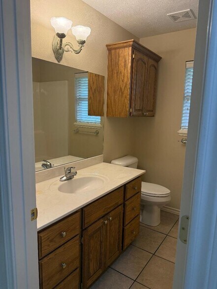 Building Photo - 2405 Tyler Ln