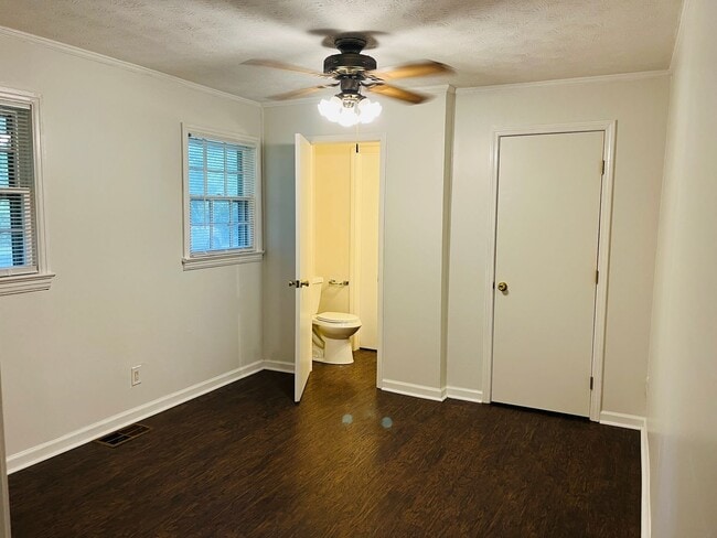 Building Photo - 3 bedroom, 1.5 all brick ranch with 2 car ...